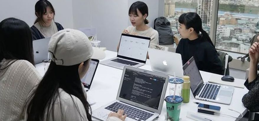 Jejaring Sosial Mahasiswa: Dinamika Interaksi di Era Digital Kampus