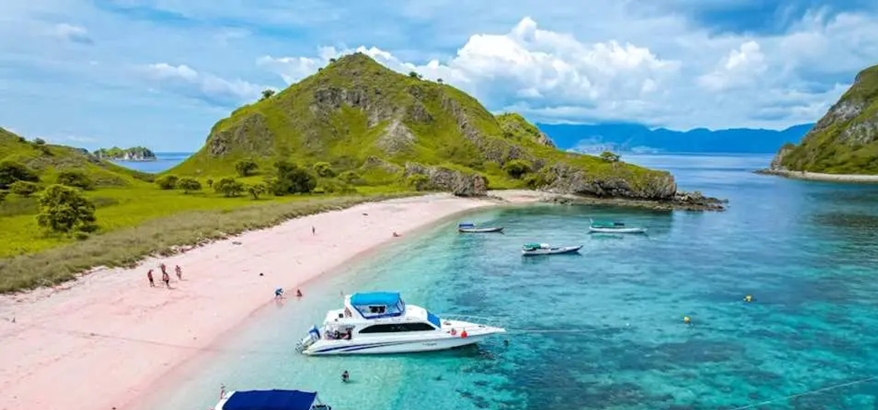 Eksotisme Komodo Island Tour, Dari Pink Beach hingga Pulau Padar
